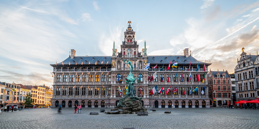 stadhuis op de Groter Markt bij valavond stadhuis op de Groter Markt bij valavond